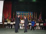 Võ sư Nguyễn Ngọc Nội nhận bằng khen của Liên đoàn võ thuật cổ truyền Việt Nam do ông Đoàn Thao trao tặng